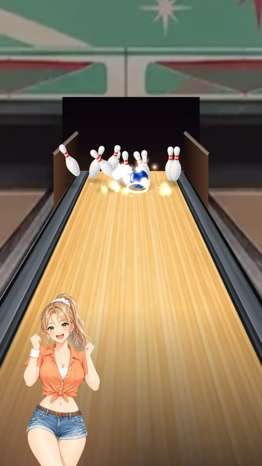 スマホの縦画面。木のレーンの奥で青いボールがピンの列に飛びこみ、白いピンが倒れはじめている。左下ではオレンジのシャツの女性が両手をにぎって喜んでいる