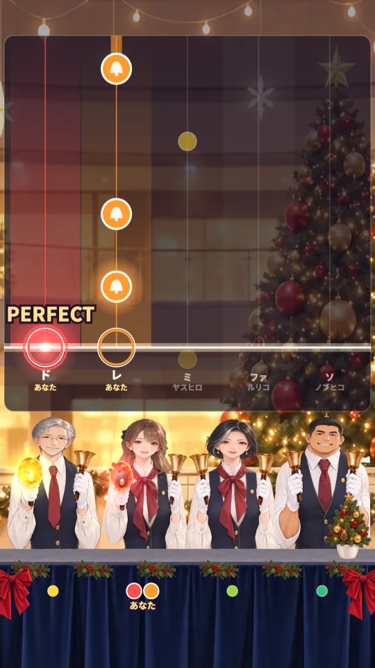 スマホの縦画面。上に楽譜の板があり、色つきの音符が上から線へ落ちてくる。担当の列が光り、下には布をかけたテーブルのうしろに4人の合奏団。プレイヤーのミサトがベルを前へ振って鳴らし、ベルのまわりが光っている