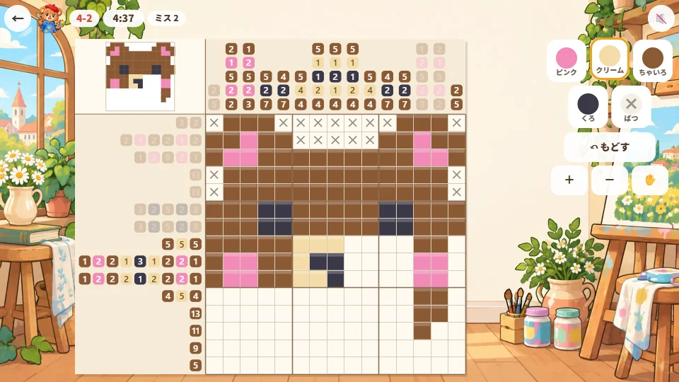 パソコンの横画面。15×15マスの盤でくまの顔を上から半分ほどぬり、耳のピンクや目のくろが見えている。右側に絵の具と拡大・縮小ボタンがならぶ