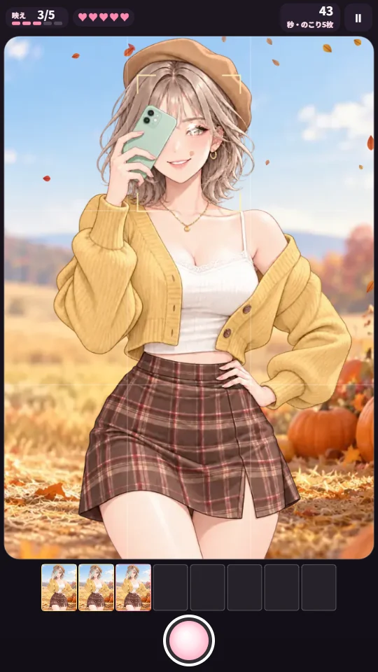 スマホの縦画面。カメラの画面の中で、ベレー帽とマスタードのカーディガンの女性が、秋のかぼちゃ畑でミントグリーンのスマホをななめにかかげて片目をかくし、もう片方の目で笑っている。下に撮った写真のフィルムとシャッターボタン