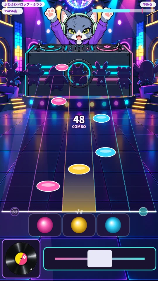 スマホの縦画面で、ねこDJがバンザイし、レーンを流れてくる色つきの音符を3つのパッドで受けている。下にレコードとフェーダー