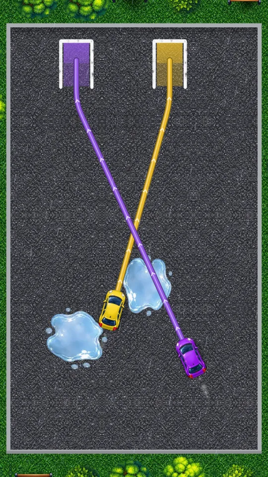 スマホの縦画面。雨にぬれた駐車場で、下の黄色と紫の車から上の同じ色の枠まで線が引かれ、2本の線が水たまりのそばで交差している。車は線の上を走っている