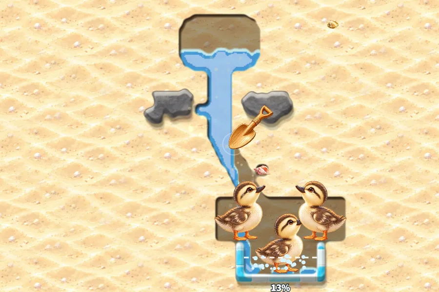 ゲーム画面。砂浜を横から切った断面で、上の水たまりから指でほった溝を水色の水が流れ落ち、ごつごつした灰色の岩のあいだを通って、下の青いタイルのプールへ流れこもうとしている。プールのふちと中では、カルガモのひな3羽が上を見上げて水を待っていて、溝の上には木のスコップがある