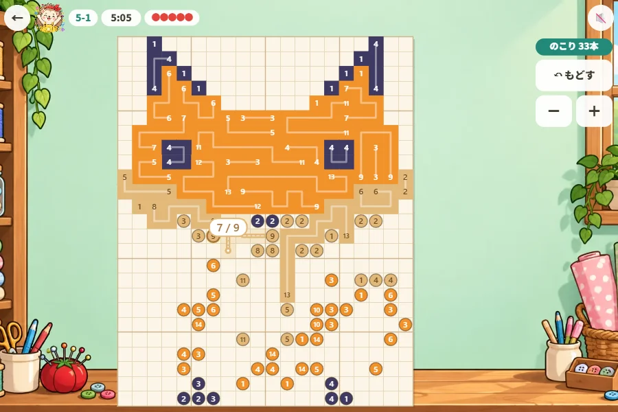 20×25マスのきつねのパズル。上半分はオレンジ・こん色・クリーム色の糸でつながれてきつねの顔のドット絵になり、下半分にはまだつないでいない色つきの数字がならぶ。顔の下ではクリーム色の糸を9マスのうち7マスまでなぞっていて、「7 / 9」の表示が出ている