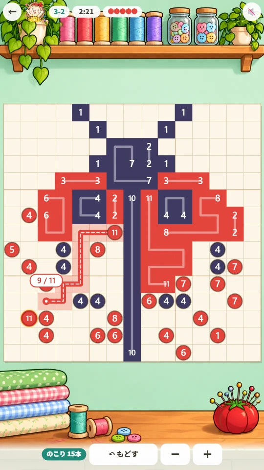 スマホの縦画面。15×15マスのてんとうむしのパズルで、触角と頭、赤い羽とこん色のもようが上から半分ほどつながっている。左下では赤い「11」の糸を11マスのうち9マスまでなぞっていて、「9 / 11」の表示と、つなげる相手の11が光っている。下にのこりの本数、もどす、拡大と縮小のボタンがある